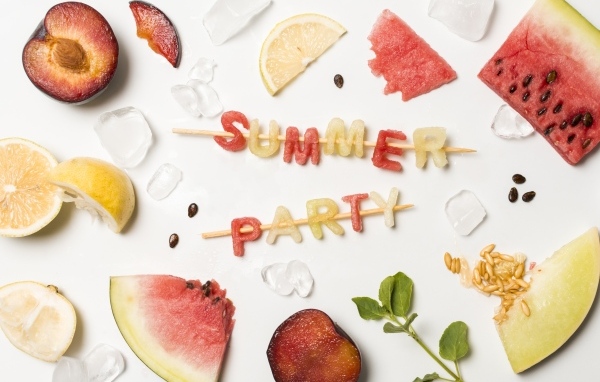 Свежие летние фрукты на белом фоне с надписью