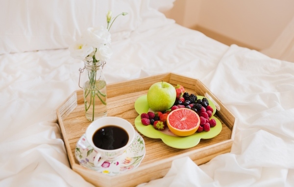Фрукты и чашка кофе для любимой в постель