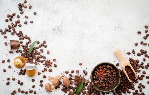 Зерна кофе со специями на сером фоне