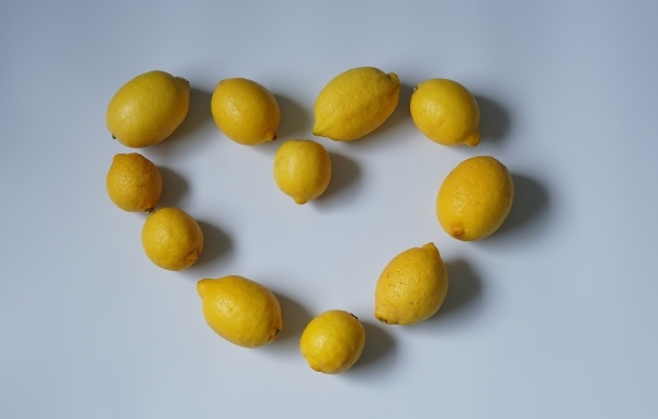 Сердце  из лимонов на сером фоне