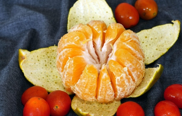 Большой очищенный мандарин на столе