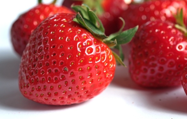 Крупная красная спелая клубника крупным планом