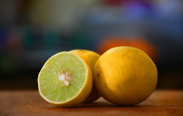 Лимоны на деревянном столе