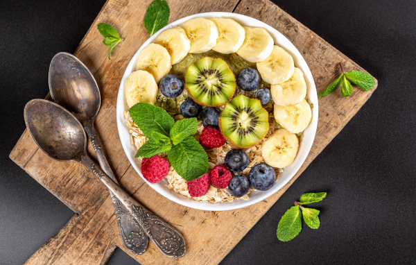 Овсяные хлопья с ягодам на завтрак 