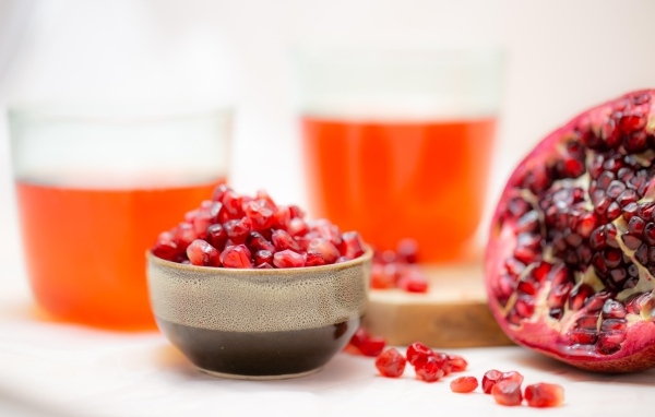 Очищенный красный гранат на столе