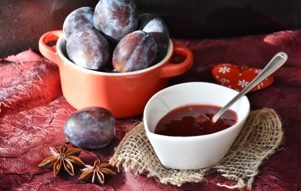 Сливовый джем с ягодами на столе
