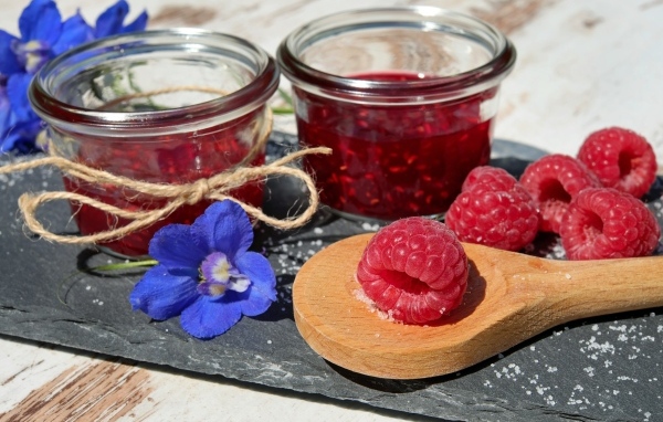 Малиновый джем на столе с ягодами