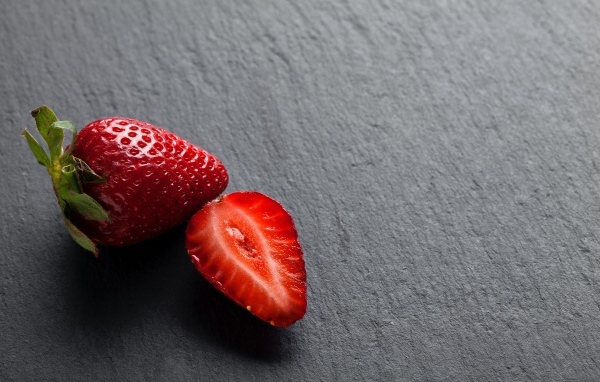 Спелая сладкая клубника на сером столе
