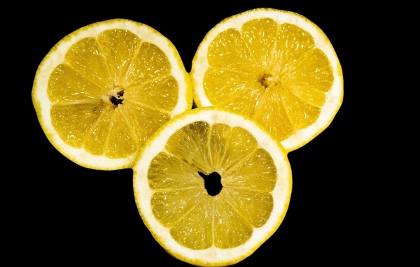 Нарезанный лимон на черном фоне