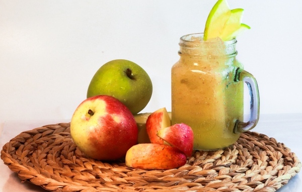Смузи в банке на столе с яблоками