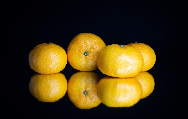 Мандарины на черном фоне