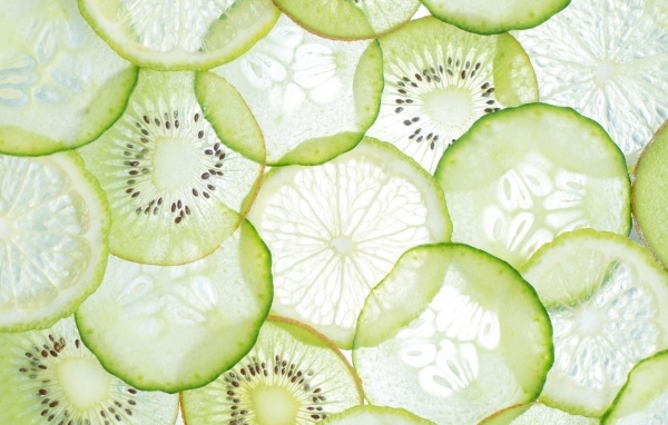 Тонкие кружочки киви, лимона и огурца