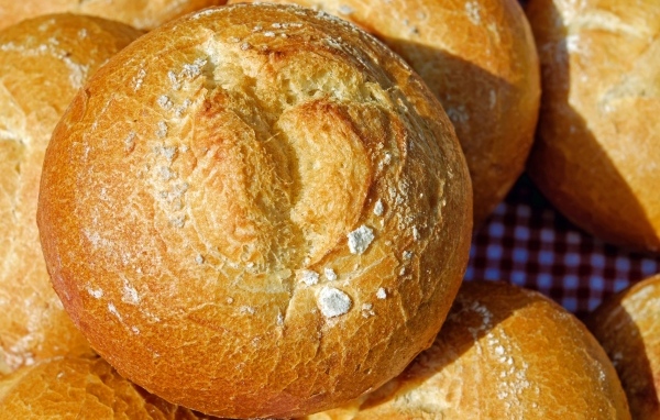 Хрустящий круглый свежий хлеб