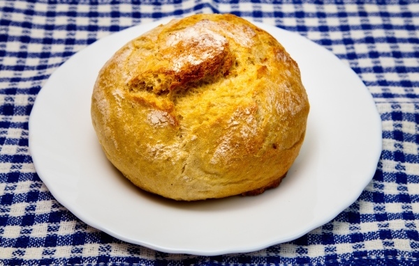 Ароматный запеченный хлеб на белой тарелке