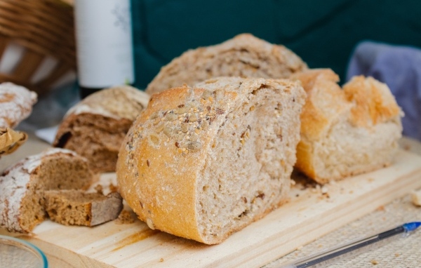 Свежий злаковый хлеб на столе