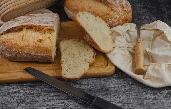 Свежий нарезанный хлеб на столе