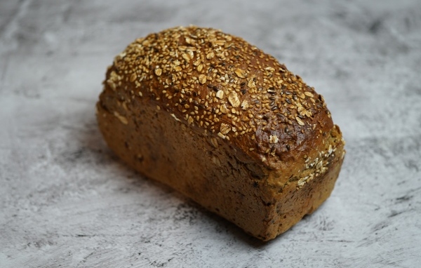 Буханка хлеба с семенами