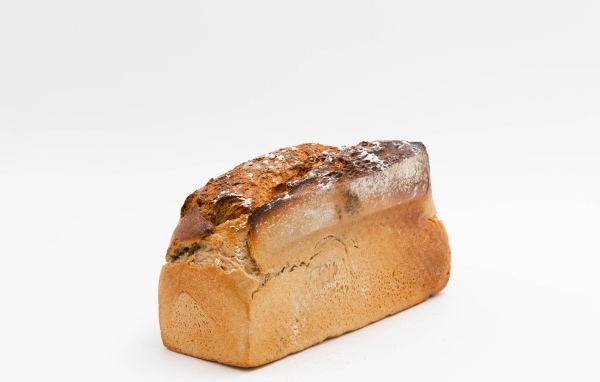 Буханка свежего хлеба на белом фоне