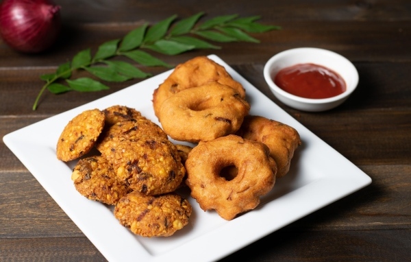 Выпечка на тарелке на столе с соусом и листом