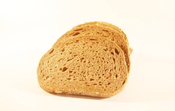 Куски хлеба на белом фоне