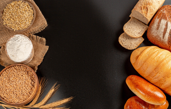 Пшеница на столе с мукой и хлебом