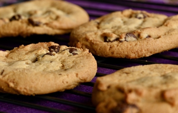 Аппетитное круглое печенье с шоколадной крошкой