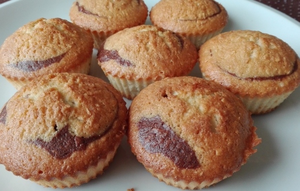 Запеченные кексы на белой тарелке крупным планом