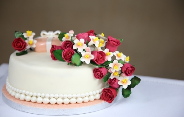 Красивый праздничный торт с цветами