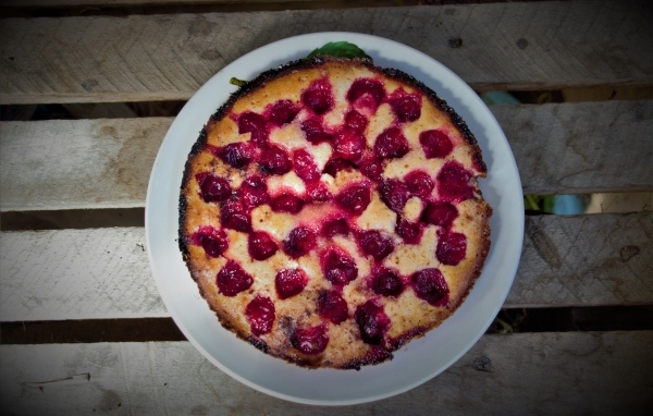 Красивый пирог с вишней на белой тарелке