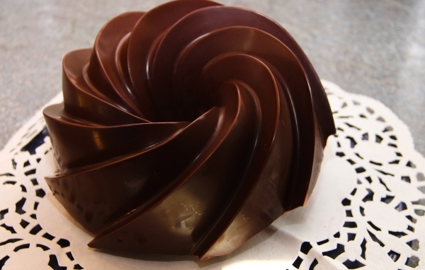 Красивый шоколадный десерт на тарелке