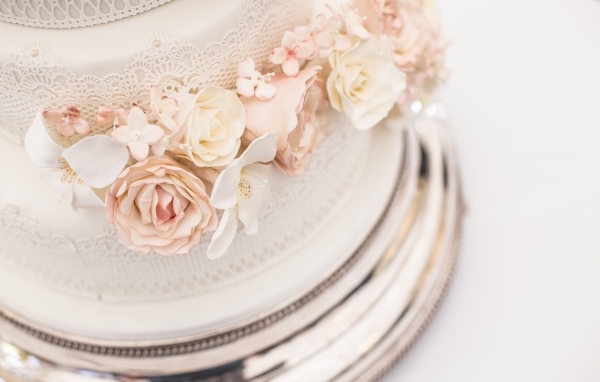 Большой свадебный торт с цветами