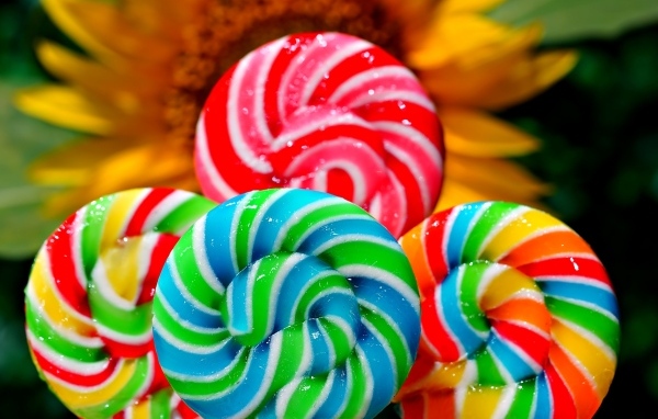 Яркие разноцветные леденцы на палочке