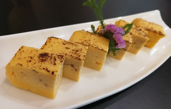 Запеканка на большой белой тарелке на столе