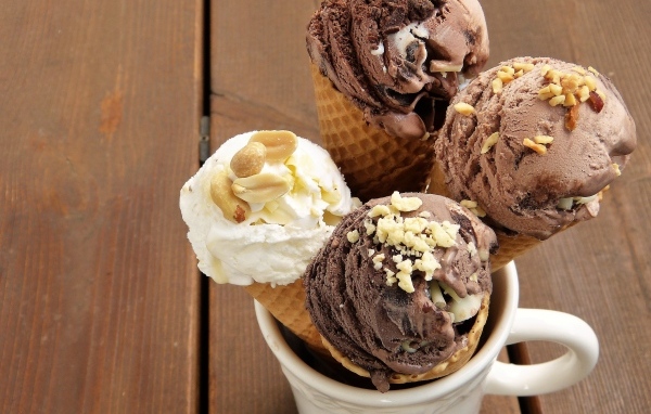 Шоколадное и сливочное мороженое в чашке на столе