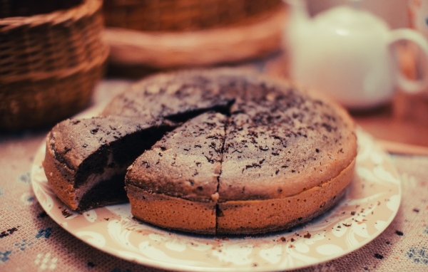 Шоколадный пирог  с кремом на тарелке