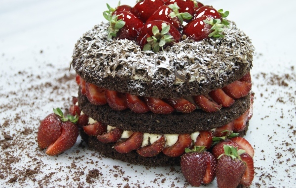 Шоколадный торт с ягодами клубники