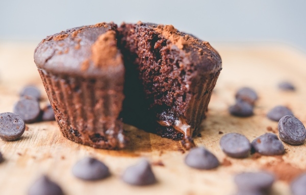 Шоколадный кекс на столе 