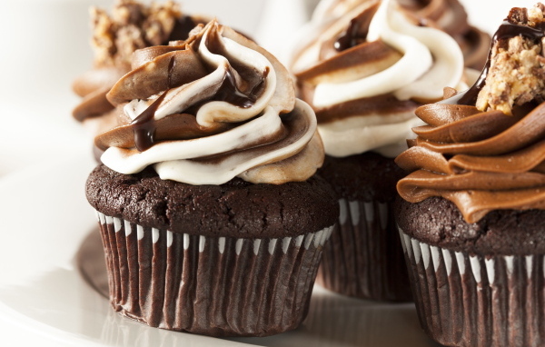 Шоколадные кексы  с кремом крупным планом