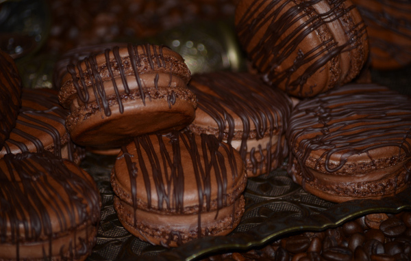 Шоколадное печенье макарон на столе