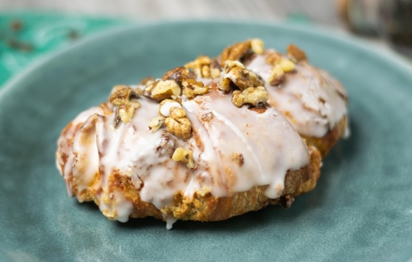 Круассан в глазури с орехами