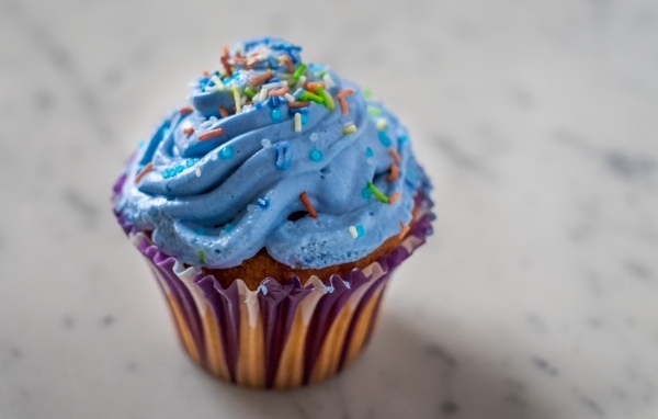 Капкейк с голубым кремом крупным планом