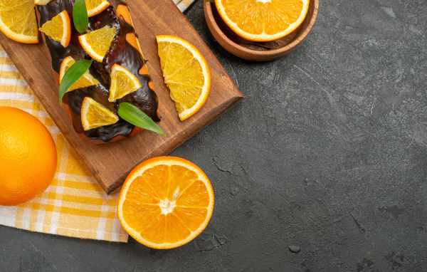 Кекс с шоколадом и апельсинами на доске