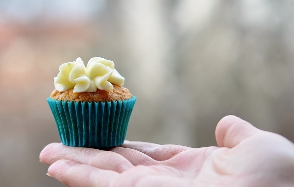 Капкейк с кремом на ладони