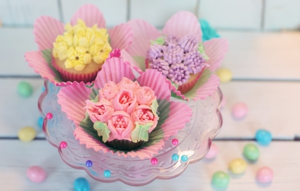 Капкейки украшены цветами из крема