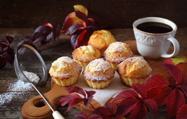 Кексы на столе с кофе и листьями