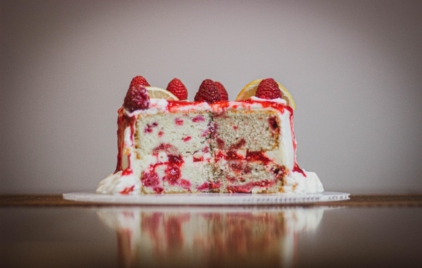 Вкусный торт с ягодами малины и лимоном