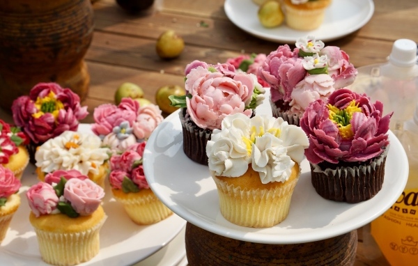 Аппетитные маффины с кремовыми цветами