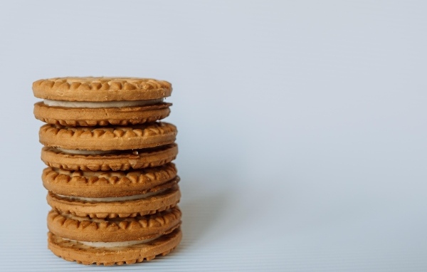 Вкусное сладкое печенье на сером фоне