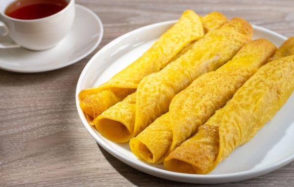 Вкусные сладкие трубочки с чаем на столе