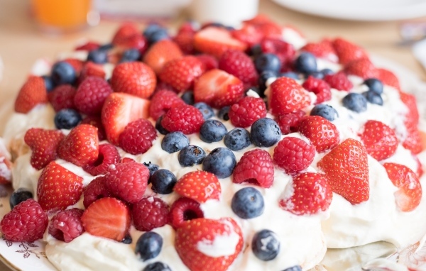 Десерт с кремом и свежими ягодами малины, клубники и черники